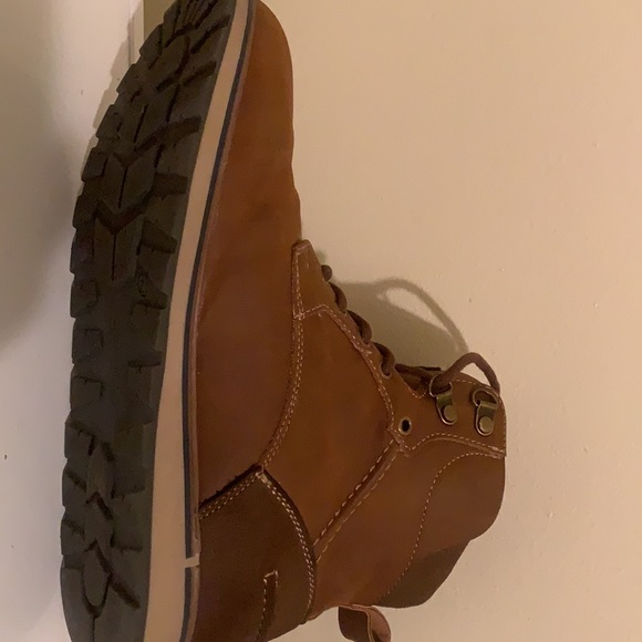 Boys size 6 boot only worn 2x - Picture 2 of 3